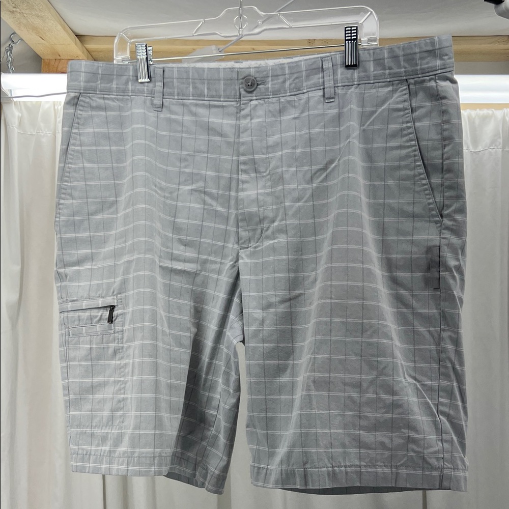 Greg Norman Collection Light Gray Cargo Shorts Men’s 40 Inseam 10.5” Casual